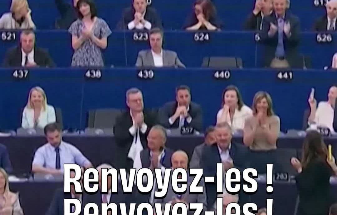Los funcionarios electos de extrema derecha corean “Devuélvanlos” después de la adopción de la reforma migratoria en el Parlamento Europeo. Los funcionarios electos de extrema derecha corean “Devuélvanlos” después de la adopción de la reforma migratoria en el Parlamento Europeo.